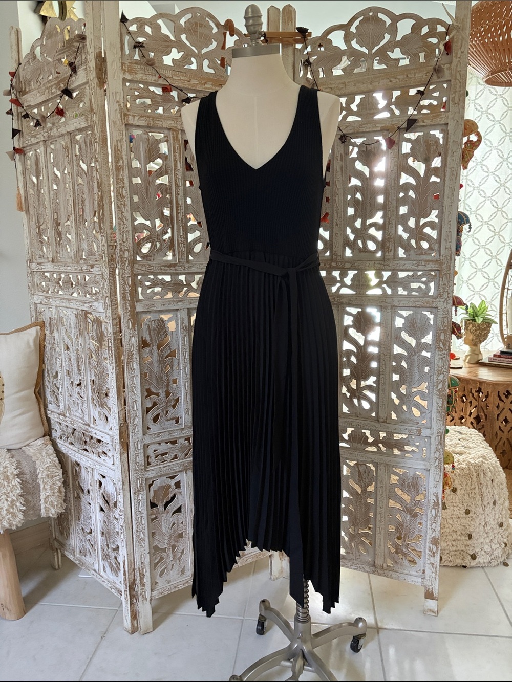 Guess Black Sleeveless Pleated V-Neck Maxi Dress